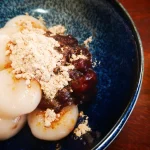 ほんのりピンク色でかわいい　梅干し入り白玉団子